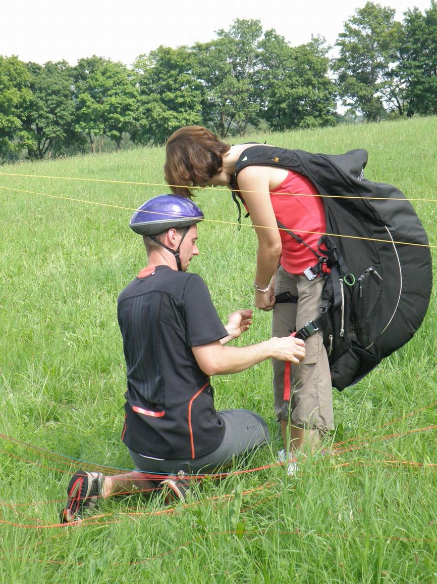 12. panička na táboře vyzkoušela  i paraglaiding.jpg